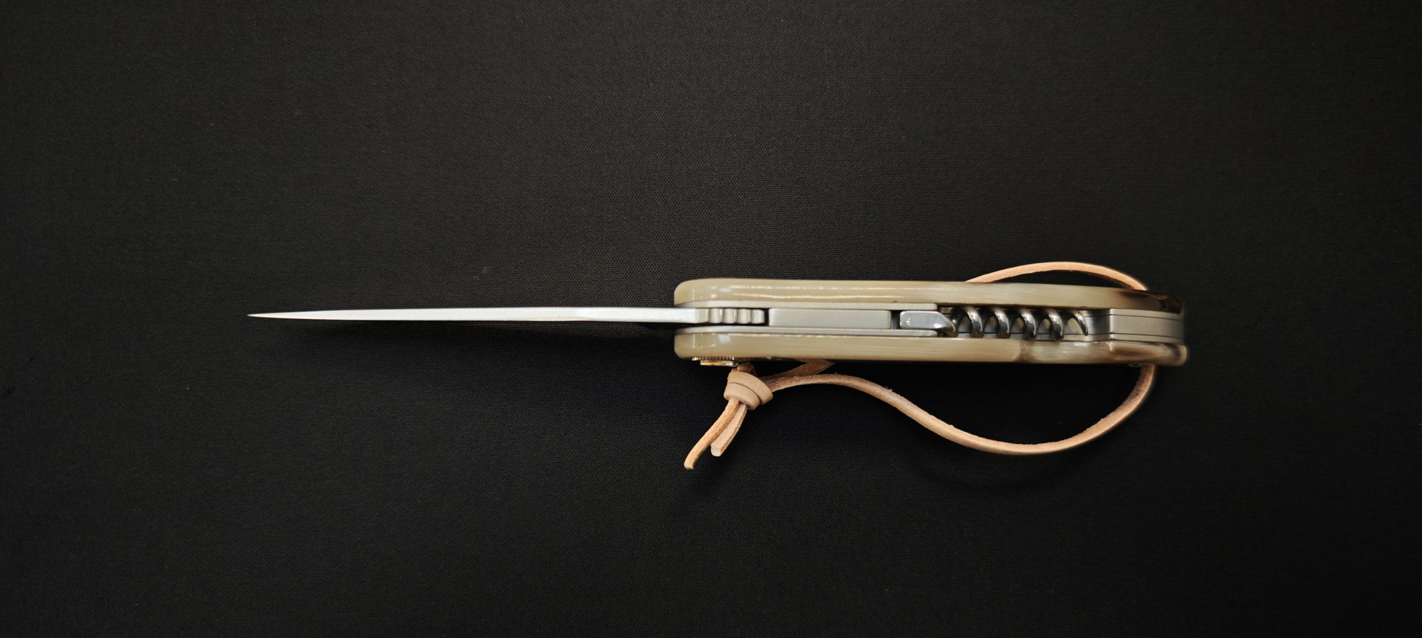 Couteau pliant Baroudeur Laguiole – Manche pointe de corne, lame lisse