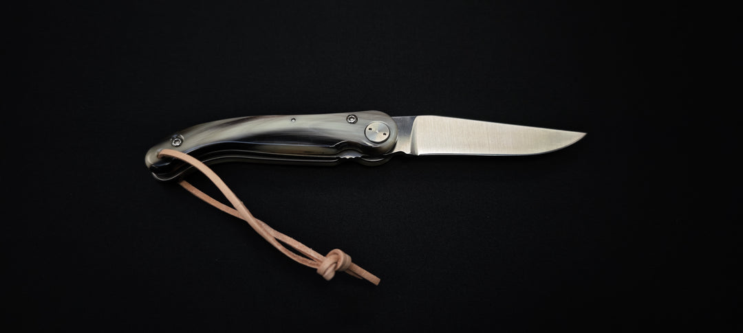Couteau pliant Baroudeur Laguiole – Manche pointe de corne, lame lisse