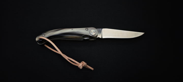 Couteau pliant Baroudeur Laguiole – Manche pointe de corne, lame lisse