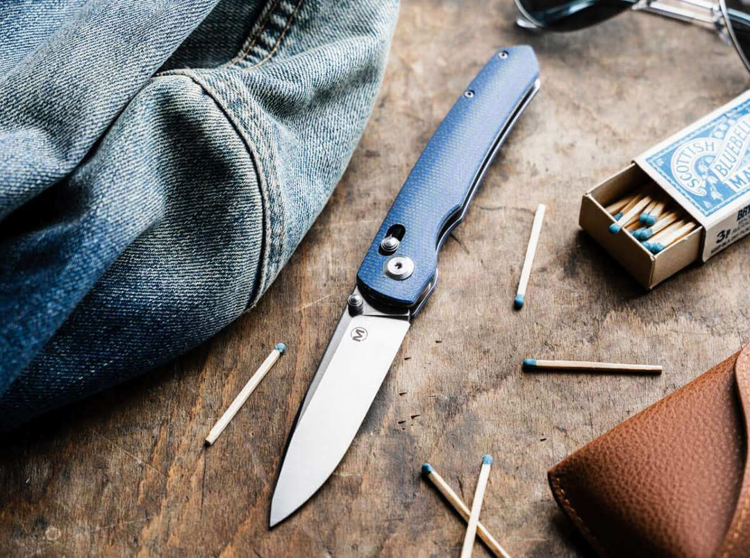 Böker Magnum Shango (01BM0003) — couteau pliant EDC en 440A, manche Micarta bleu, crossbar lock