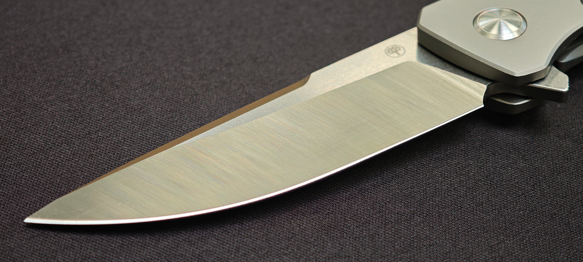 Lame Drop Point satinée et Stonewash du Böker Super Conductor.
