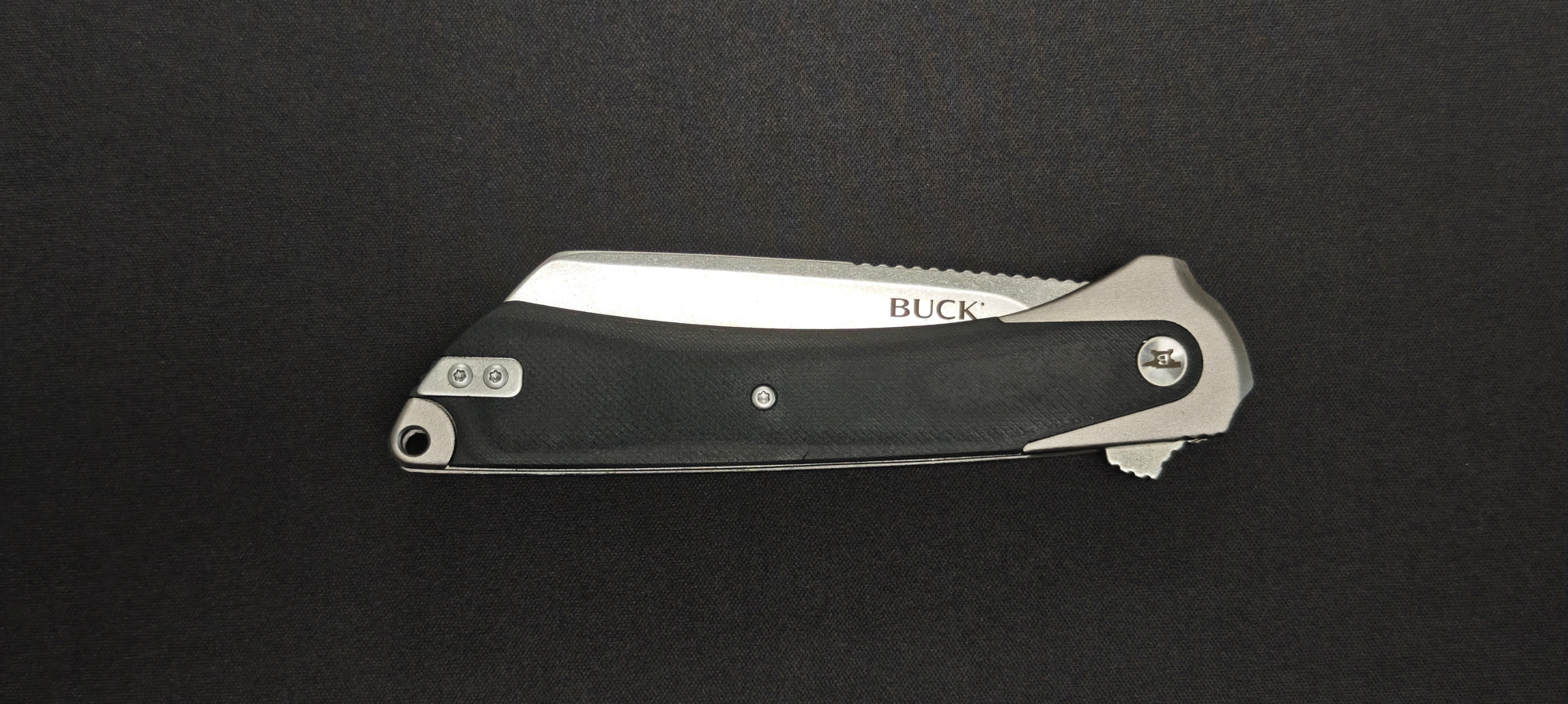 Manche en aluminium anodisé gris avec insert en micarta du Buck HiLine XL.