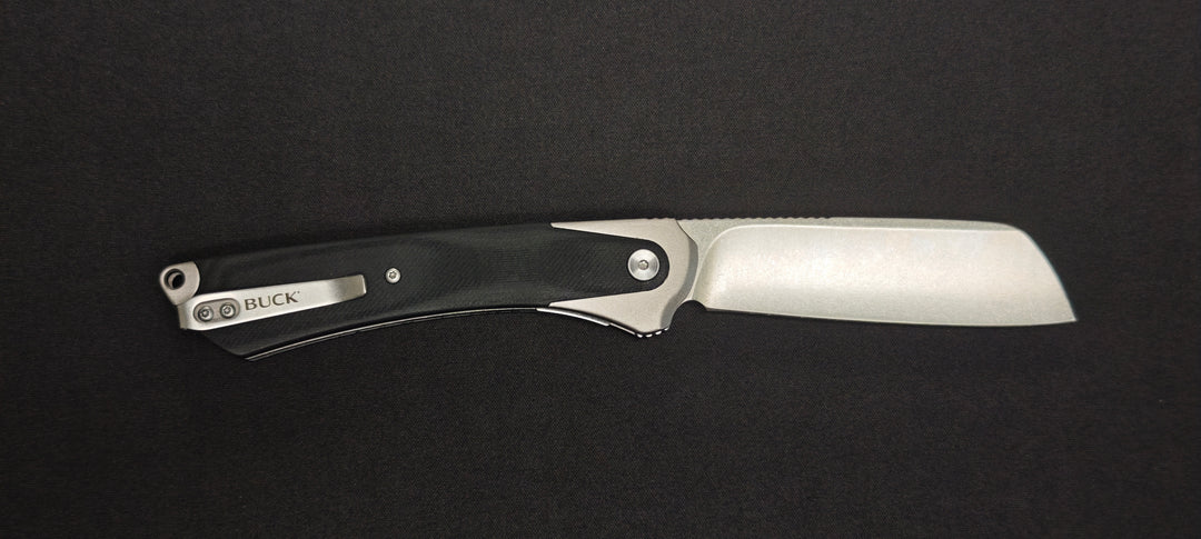 Vue ouverte du Buck HiLine XL équipé d'une lame type couperet.