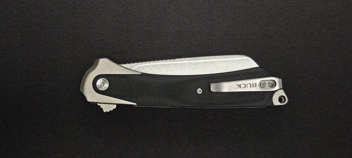 Détail de la lame D2 stonewash du Buck HiLine XL.