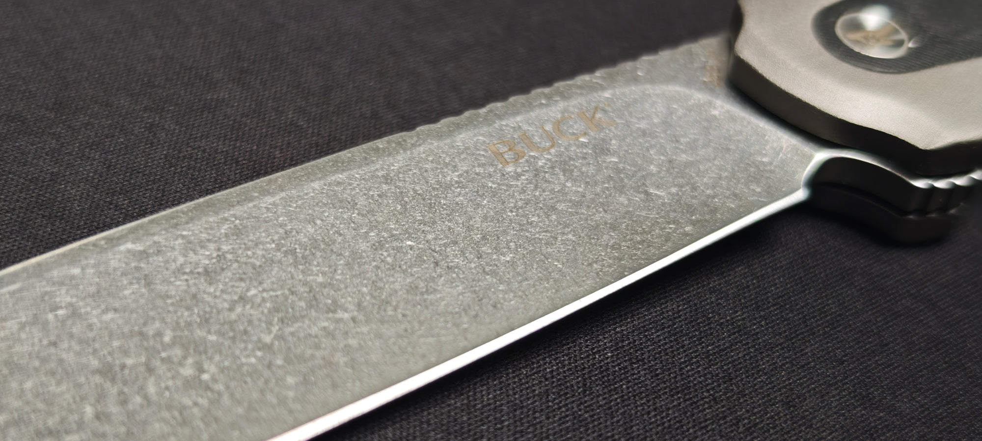 Ouverture par flipper du couteau pliant Buck HiLine XL.
