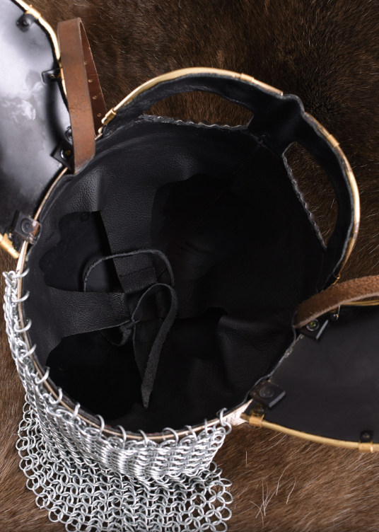 Détail des lunettes et des applications en laiton du casque Beowulf.