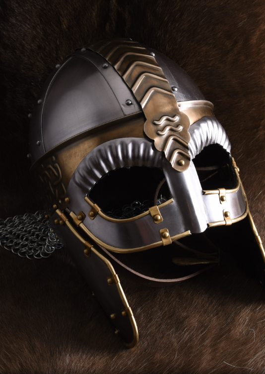 Casque de style viking Beowulf avec décorations en laiton.