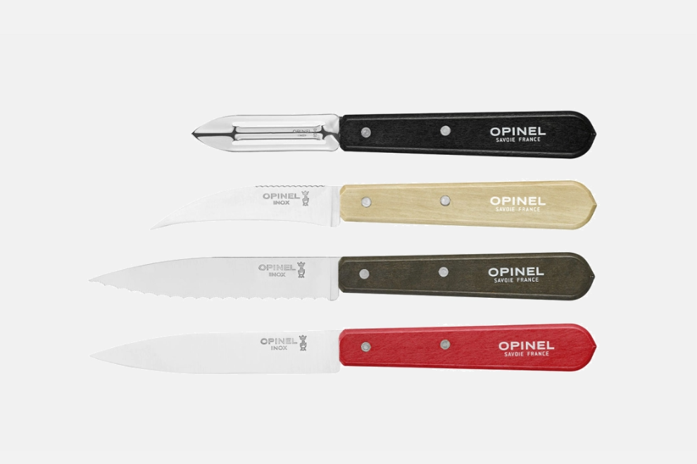 Coffret Opinel Loft comprenant quatre couteaux et outils de cuisine.