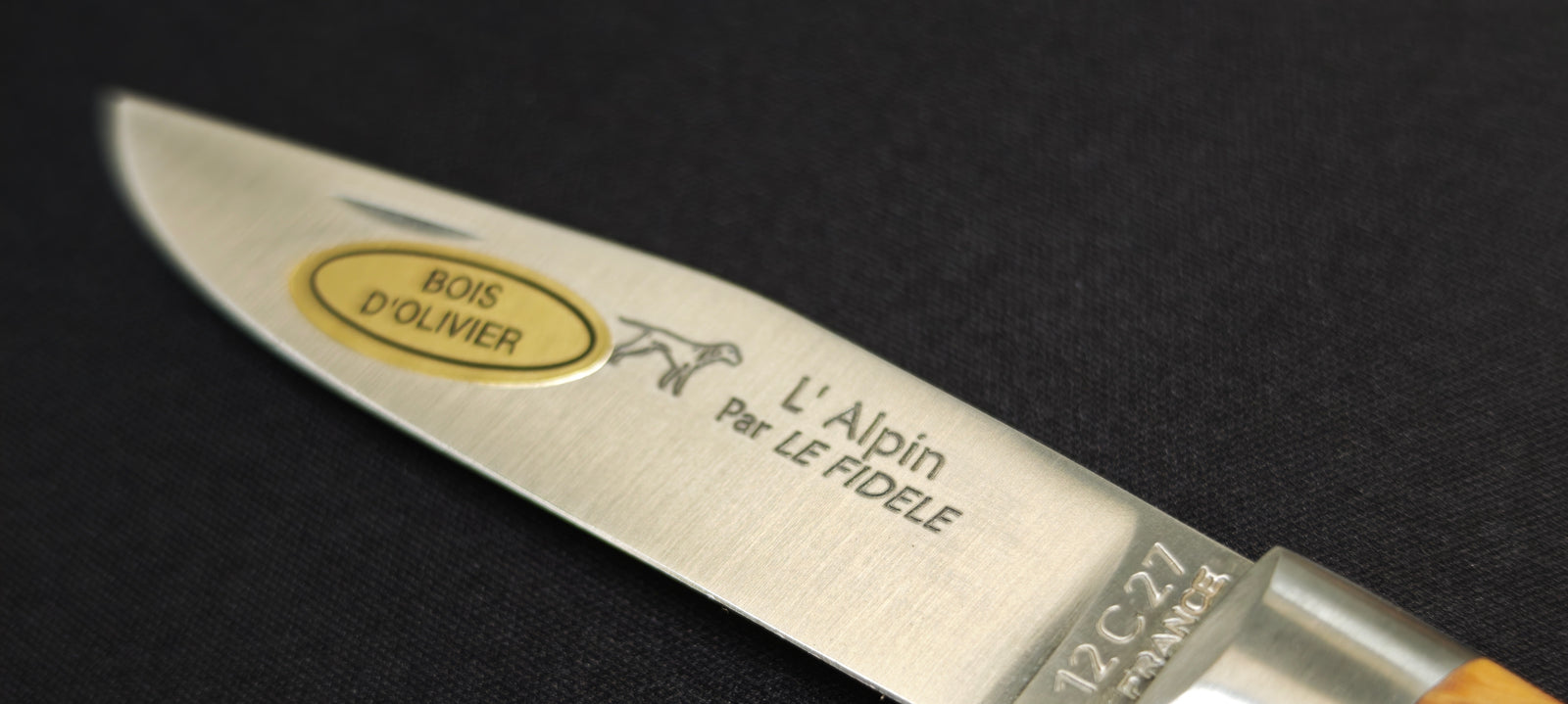 Couteau L'Alpin ouvert avec manche en bois d'olivier et lame inox