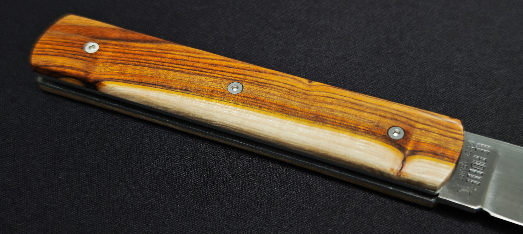 Vue ouverte du couteau artisanal français Le Fidèle 20/20 VVPI.