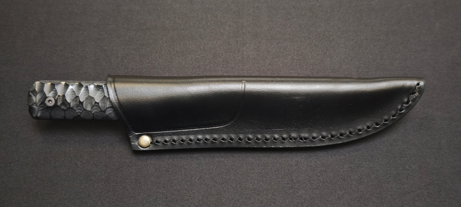 Baby Wild Wildsteer manche Micarta noir toxifié avec lame noire et étui en cuir noir