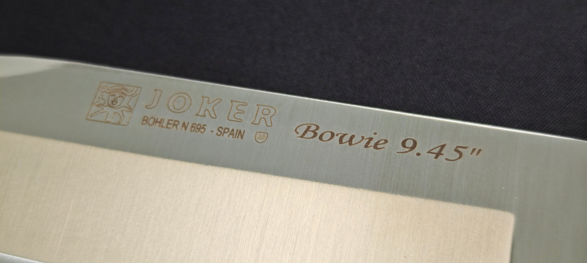 Couteau Bowie Joker CN139 livré avec un étui en cuir.