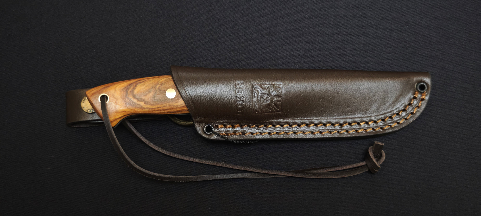 Couteau bushcraft Joker Ranger livré avec un étui en cuir.