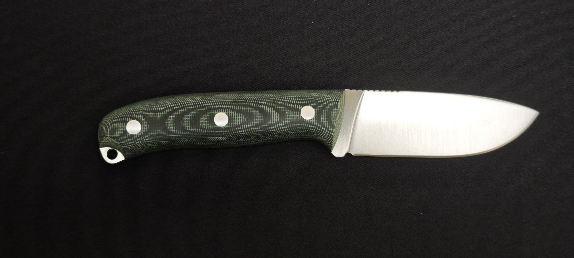 Détail du manche ergonomique en Micarta vert.
