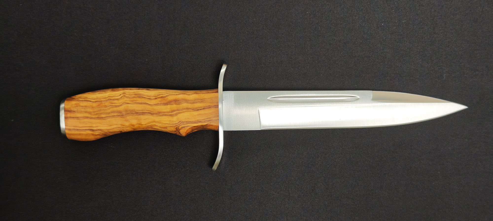 Détail du manche en bois d'olivier du couteau Joker Chamois.