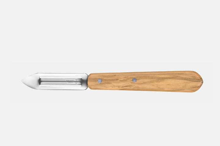 Couteau à légumes Opinel avec lame fine et manche olivier.