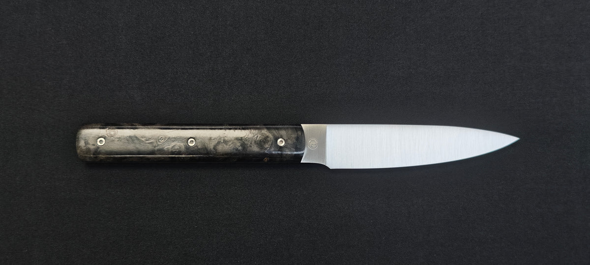 Couteau de cuisine artisanal Perceval fabriqué à Thiers avec manche en bouleau noir stabilisé.