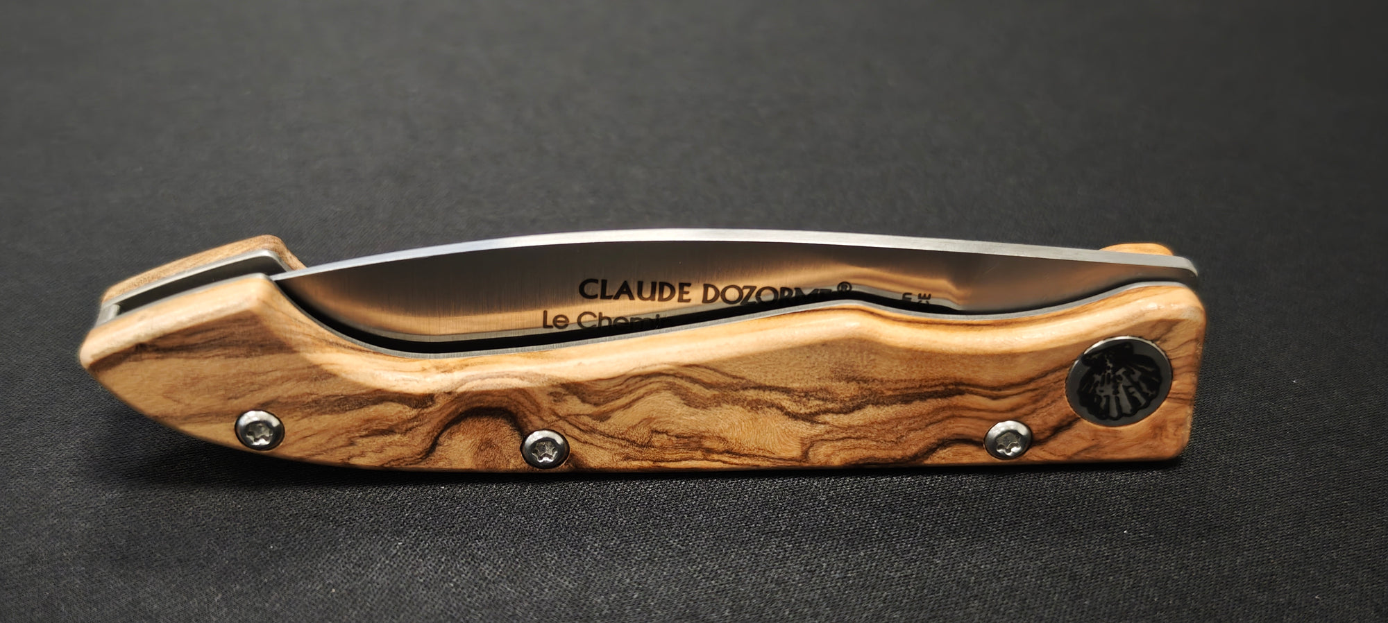 Couteau pliant “Compostelle – Voie d’Arles” en Olivier 125 mm – Claude Dozorme