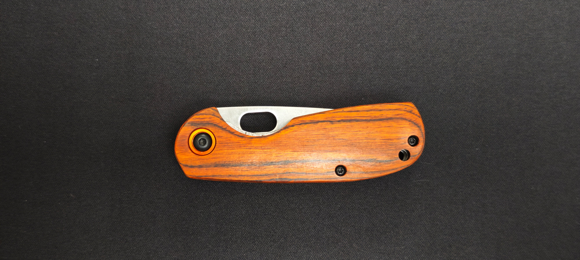 Couteau pliant JKR0660 pour un usage quotidien.