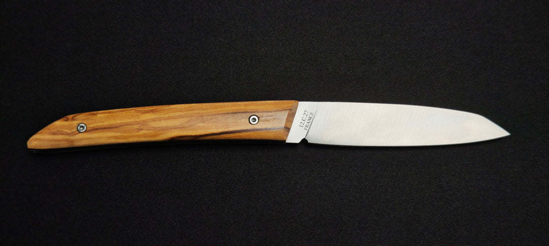 Couteau pliant léger conçu par JP Hontanx.