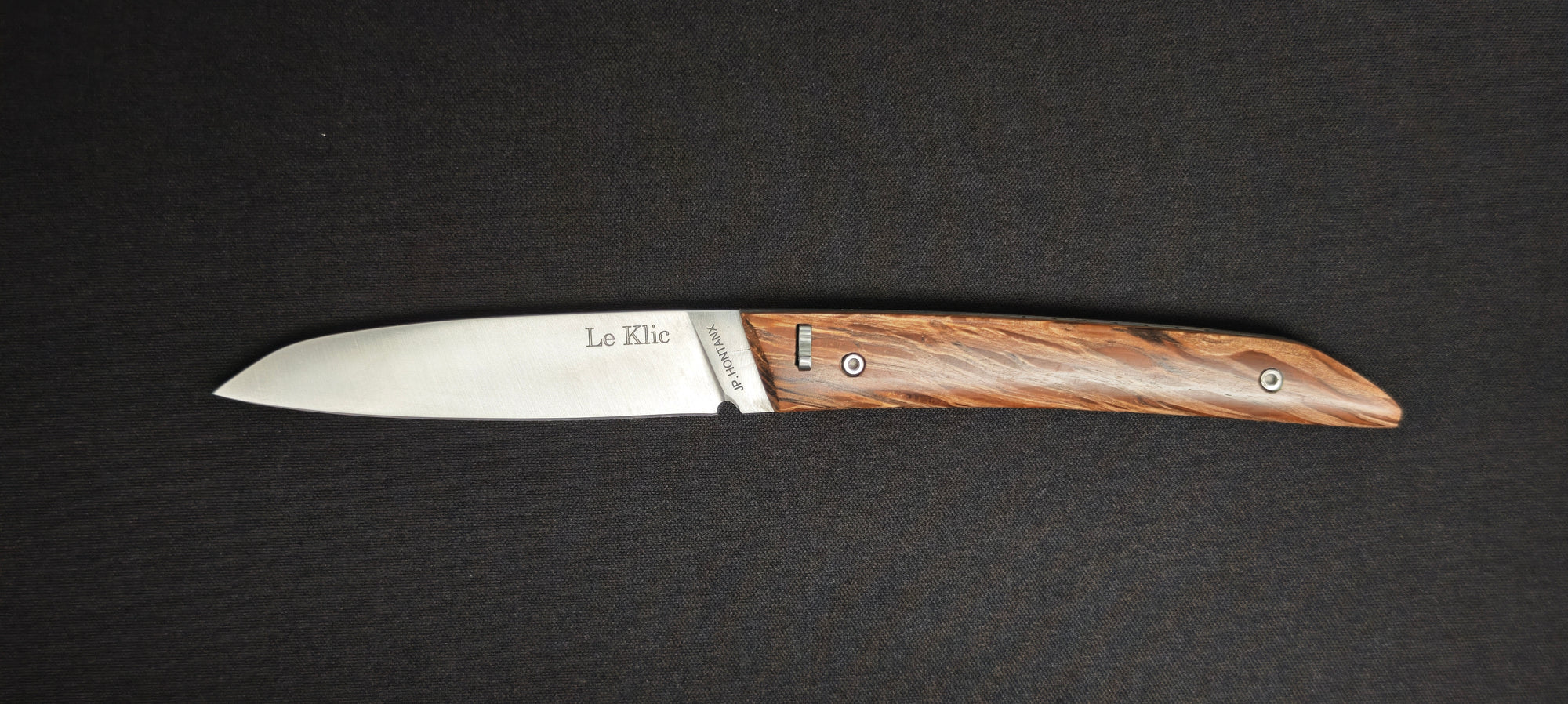 Couteau pliant léger conçu par JP Hontanx.