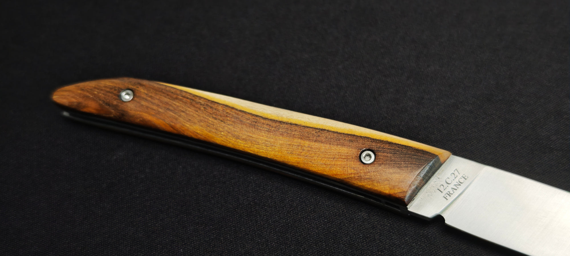 Couteau pliant léger conçu par JP Hontanx.
