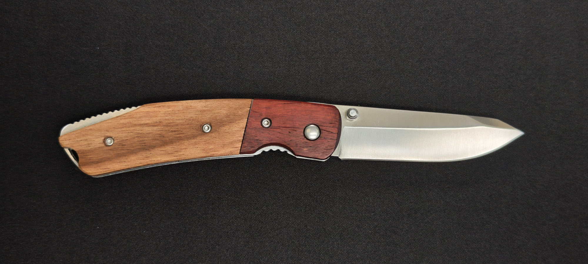 Vue ouverte du couteau pliant JKR0789.