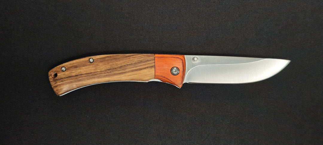 Vue ouverte du couteau pliant JKR788.
