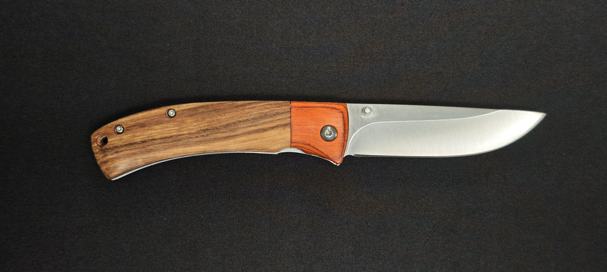 Vue ouverte du couteau pliant JKR788.