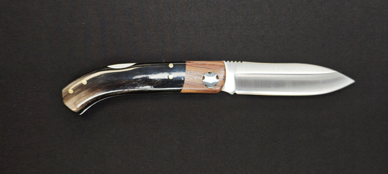 Vue ouverte du couteau pliant Joker NA-98.