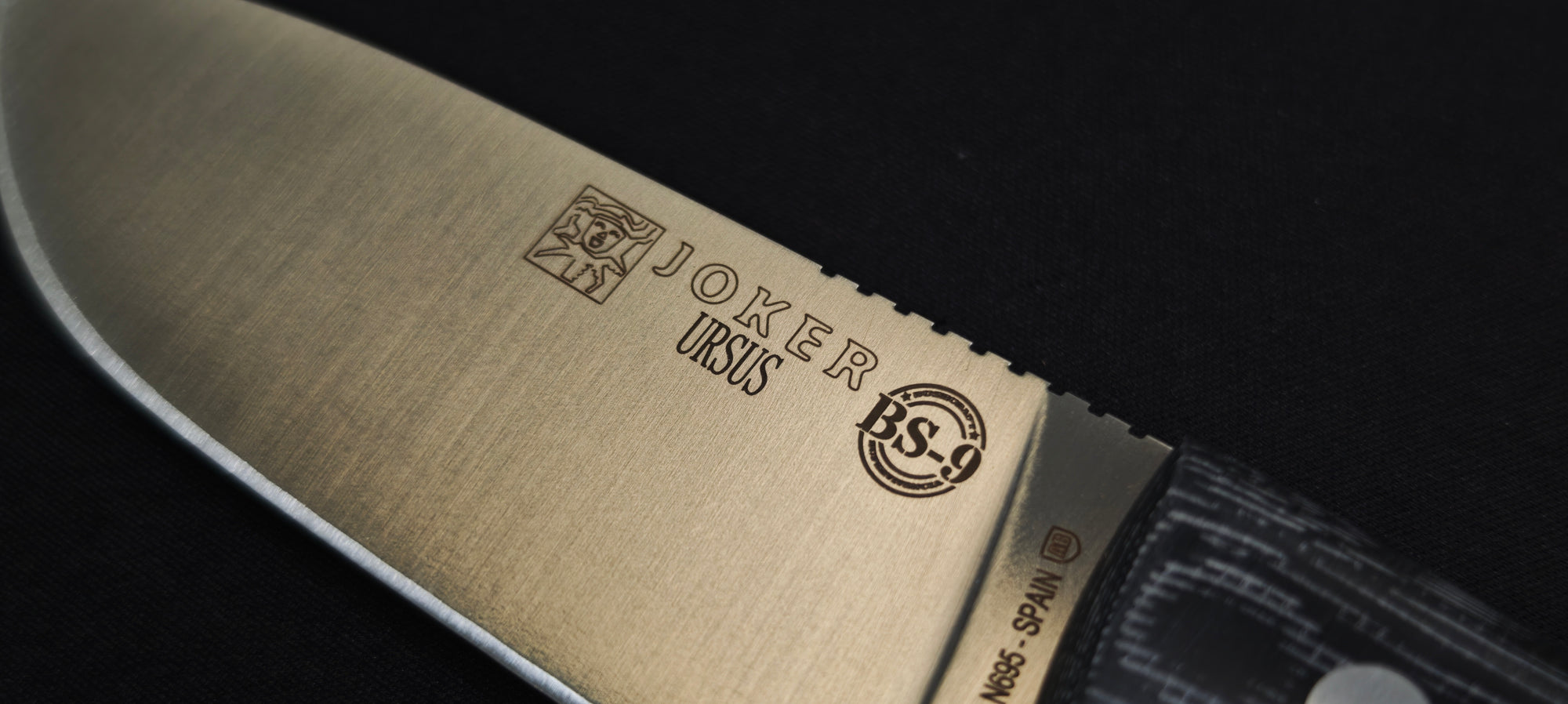 Joker Ursus CM116P couteau bushcraft livré avec étui en cuir.