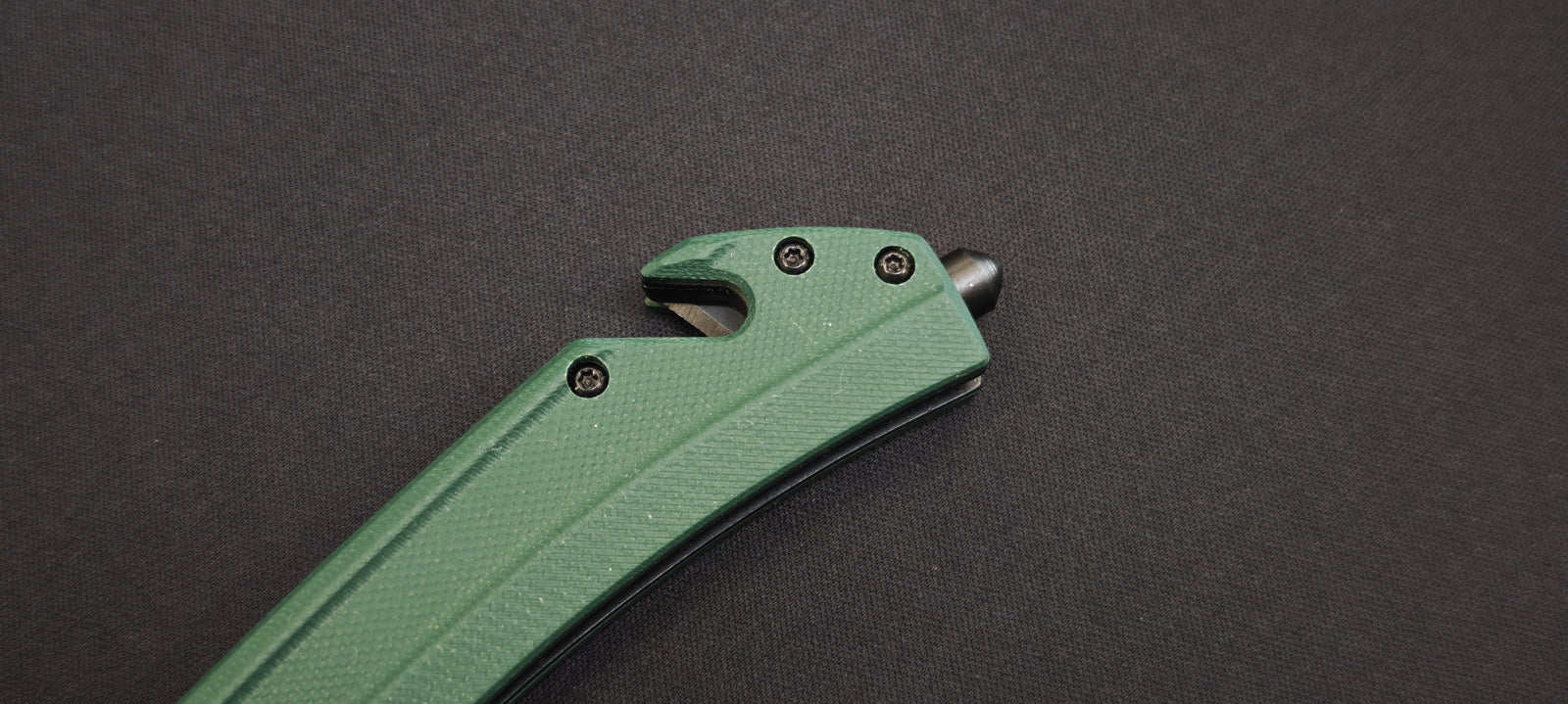 K25 - 25235 - Couteau tactique manche G10 vert lame dentée 9 cm avec coupe-ceinture