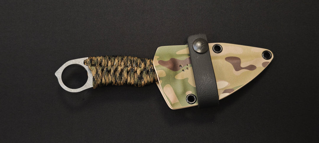 Wildsteer - Couteau KARLICAN – 20ème anniversaire - Paracorde Coyote, Lame Stonewash Numérotée : 12/40