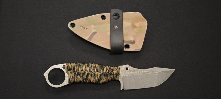 Wildsteer - Couteau KARLICAN – 20ème anniversaire - Paracorde Coyote, Lame Stonewash Numérotée : 12/40