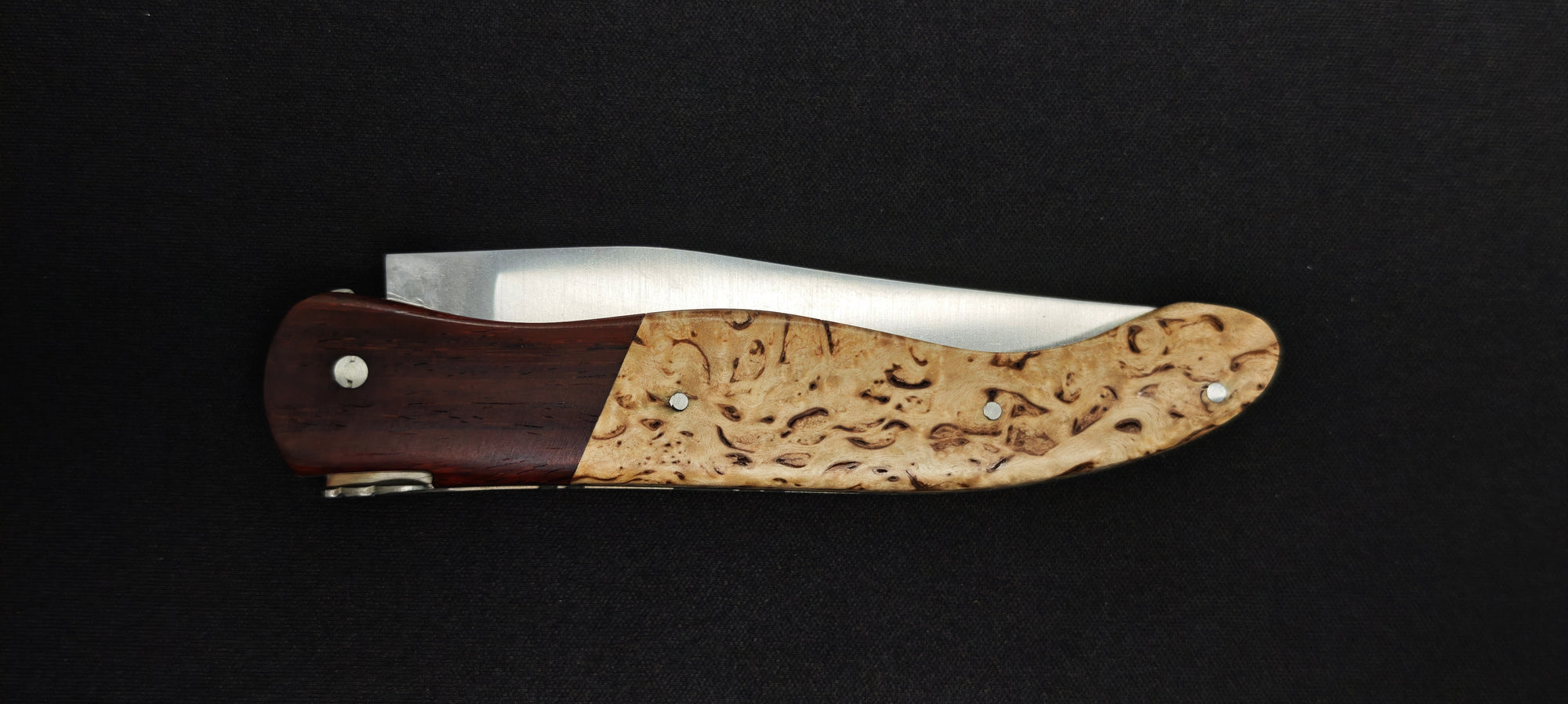 Couteau Laguiole artisanal français conçu pour la chasse et les activités de plein air