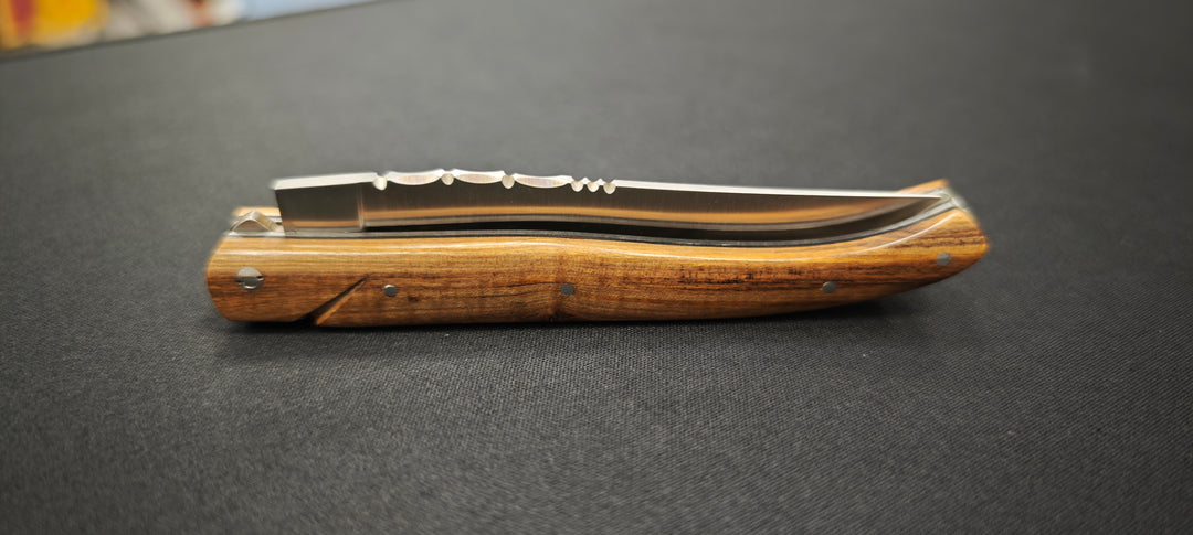 Couteau Laguiole Le Fidèle Manche Pistachier – Réf. 12PLPI | Artisanat Français Élégant