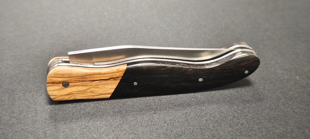 Couteau de Chasse Laguiole en Bois d’Ébène et Olivier – Lame Acier Inoxydable