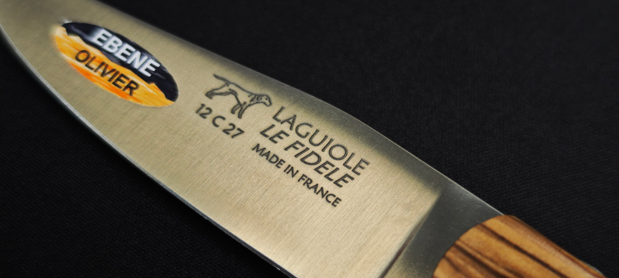 Couteau Laguiole de chasse ouvert avec manche en bois d'ébène et genévrier