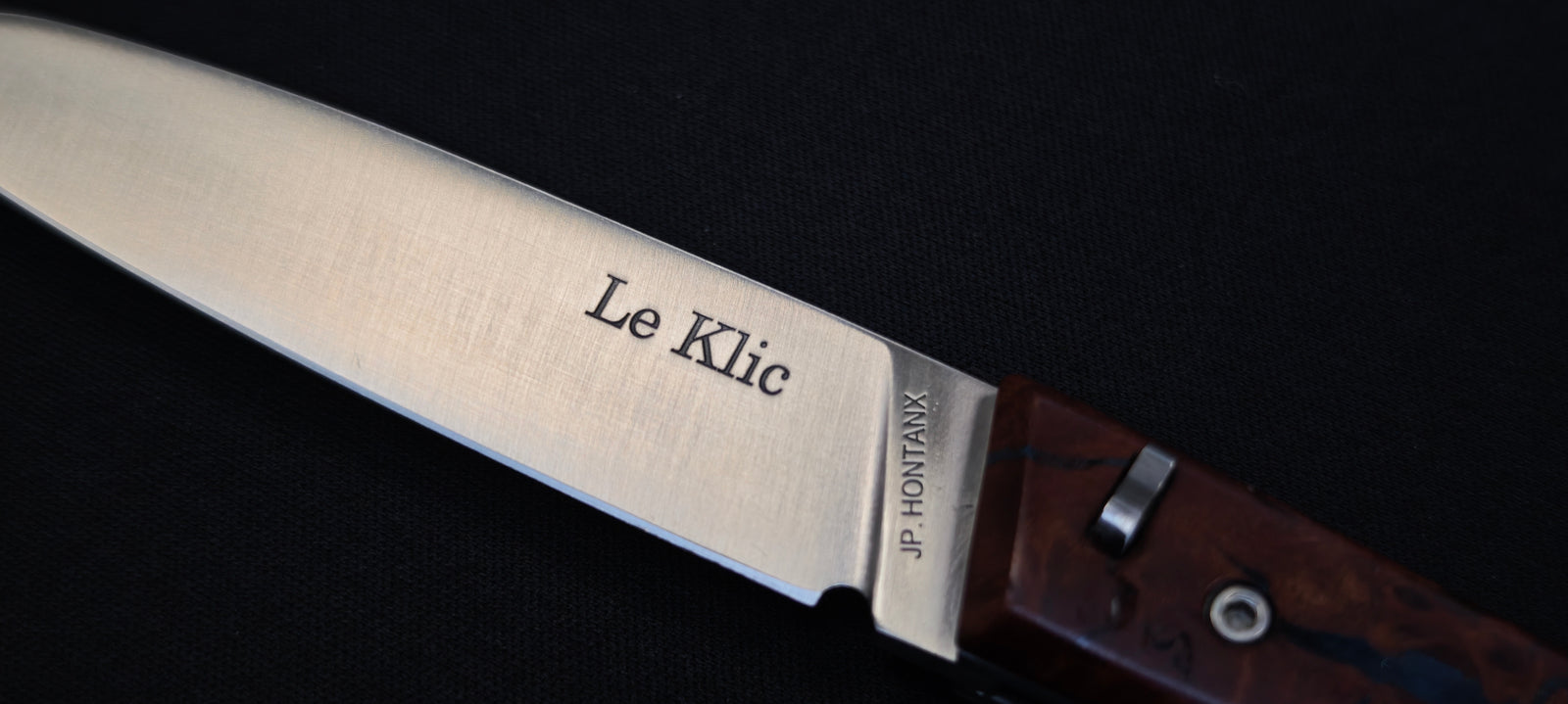 Le Klic JP Hontanx – Couteau pliant - Manche Loupe de Jarrah – Lame inox 12C27N