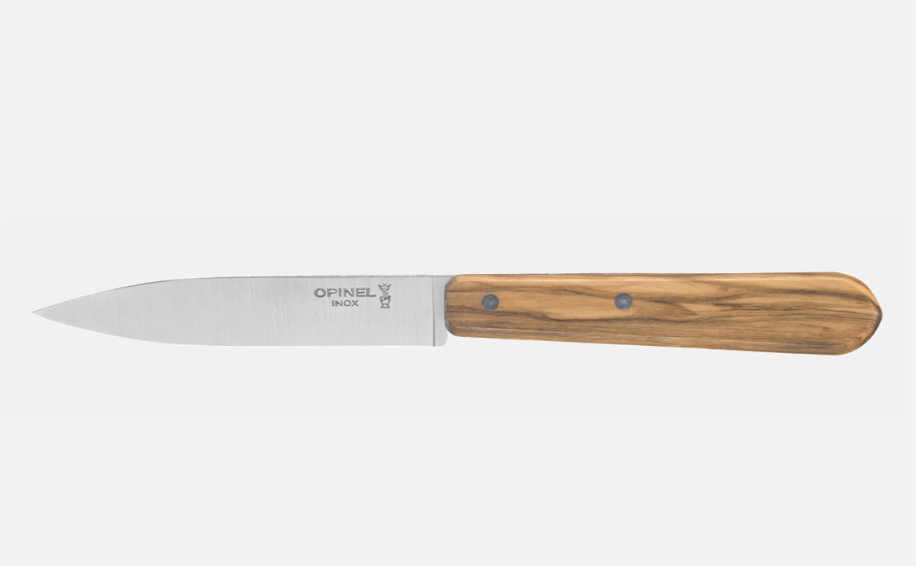 Couteau cranté Opinel avec manche en bois d'olivier.