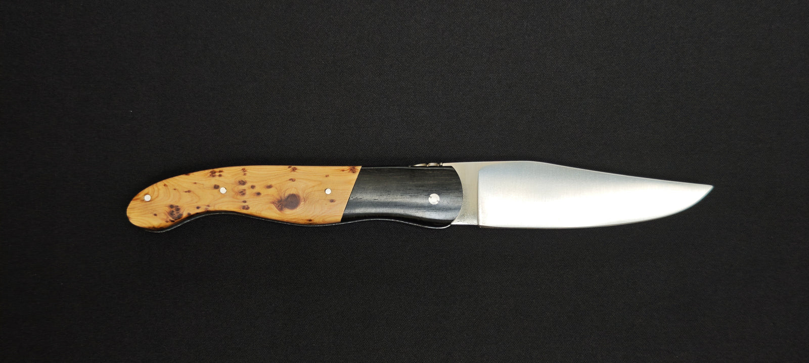 Couteau pliant artisanal français avec manche en ébène et genévrier