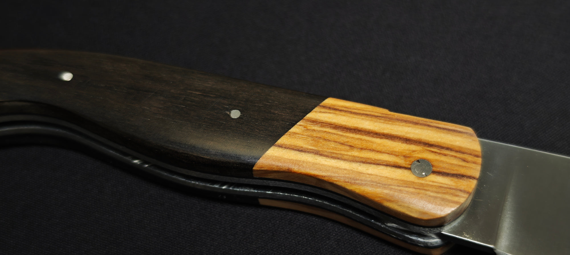 Couteau pliant de chasse avec plaquettes en bois d'ébène