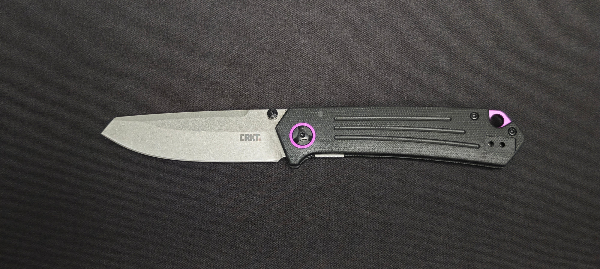 CRKT Montosa conçu par Richard Rogers avec manche en G10 noir et violet.