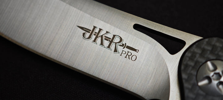 Détail du manche en fibre de carbone et G10 du JKR-PRO 10008.