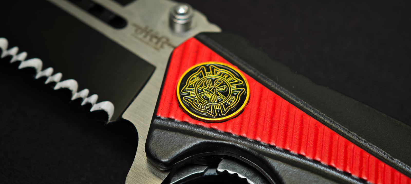 JKR0564 avec manche en aluminium noir et rouge.