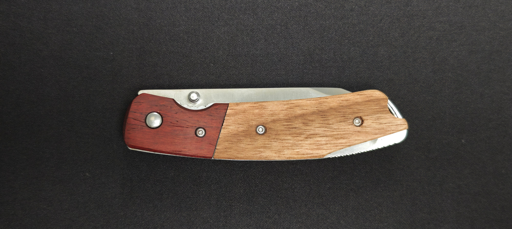Manche en bois rouge du couteau JKR0789.