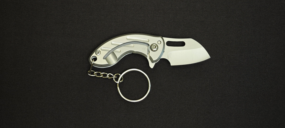Couteau pliant JKR0856 à manche finition satinée.