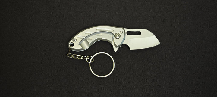 Couteau pliant JKR0856 à manche finition satinée.