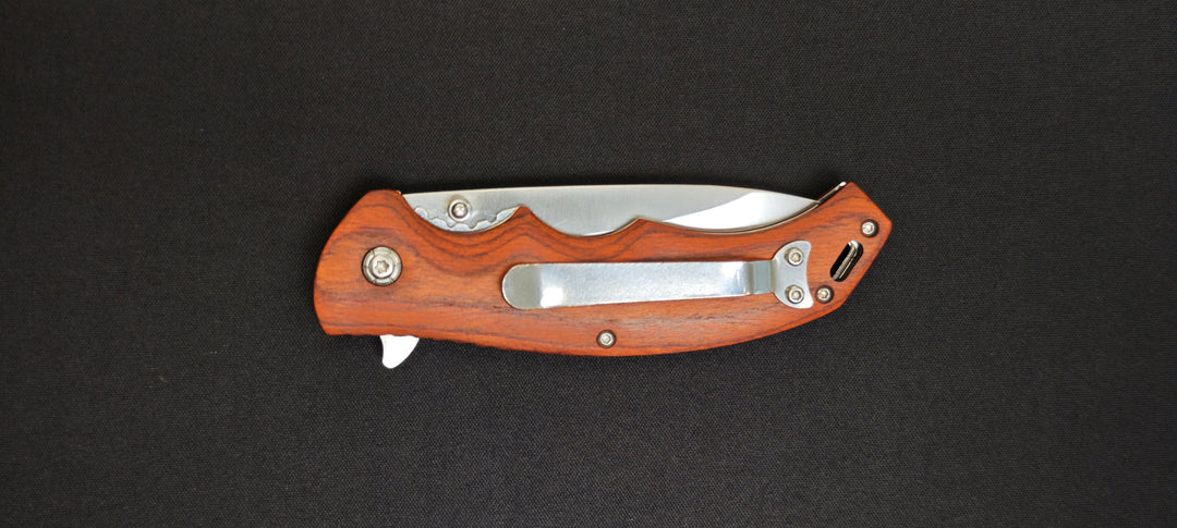 Détail du manche en bois rouge du couteau JKR0903.