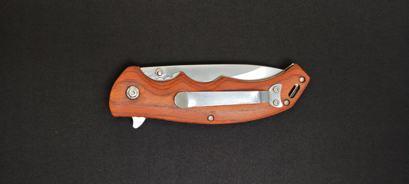 Détail du manche en bois rouge du couteau JKR0903.